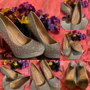 Pump with Allover Crystal Detail
BLOSSOM
CROBIN125